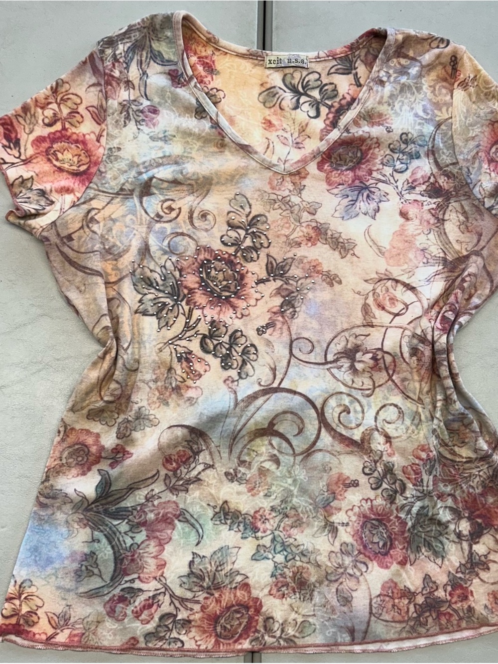 Xxi Usa Floral V‑Neck Tee in Multicolor